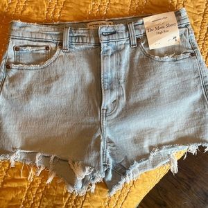 Abercrombie mom jean shorts, size 8. NWT